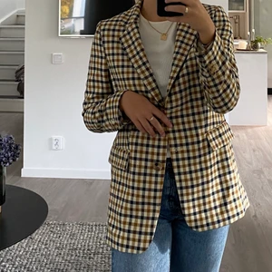 Kavaj från H&M - Rutig kavaj i storlek 38 från H&M i färgerna gul, mörkblå och beige. Nyskick, aldrig använt. 