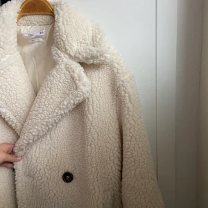 Teddyjacka, storlek S - Längre teddyjacka från Mango, köpt i London, endast använd en gång. Nypris är 999. I väldigt fint skick, väldigt skön. 