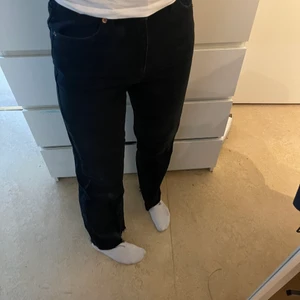 Nakd jeans - Jätte fina svarta jeans från nakd. Endast använda 1 gång så väldigt fint skick. Säljer då jag har fler svarta jeans som jag använder mer💕