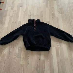 Fluff tröja 50 kr  - En fluffig tröja ifrån Lindex som är i storlek L men sitter snarare som en S men en brun siden krage 