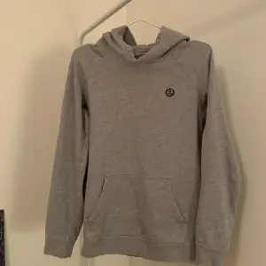 Säljer min Henri Lloyd hoodie för att den tyvär har blivit för liten. Köpt på Kids Brand Store för 500kr tror jag. Dm för fler bilder