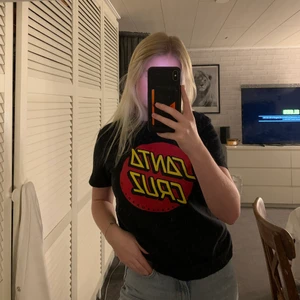 Santa Cruz t-shirt - Säljer en svart T-shirt från Santa Cruz. Kan uppfattas något urtvättad men trycket är fortfarande mycket fint😍 Storlek S och sitter väldigt fint! Nypris ca 250kr ❗️Frakten ingår ej❗️