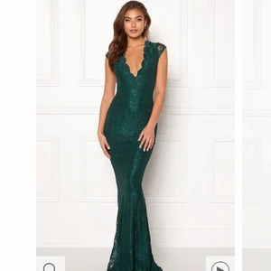 Grön balklänning  - Grön balklänning från bubbleroom! Aldrig använd, lappen sitter kvar🥰 nypriset är ca 900 med frakt, jag säljer den för 662 inklusive frakten💛😚 den ser ut som på bilden och är superfin verkligen men tyckte inte färgen passade mina färger (hår, kropp osv) så jag säljer den nu för mycket billigare om någon annan skulle vara intresserad💞💞 