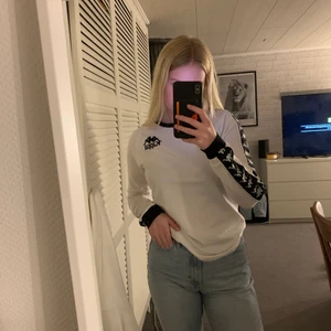 KAPPA tröja - Säljer en nästan helt oanvänd tröja från Kappa. Väldigt fint skick och ser ut som ny👍🏼 Säljer då jag tycker den är för lång i ärmarna! Nypris ca 400kr! ❗️Frakt tillkommer❗️