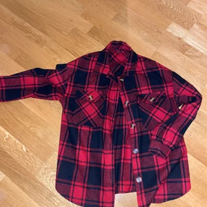 Flanell jacka - Super fin flanell jacka från shein. Den är slutsåld på hemsidan. Köpt för 199kr. Knappt använd. Skicka meddelande för fler bilder!!