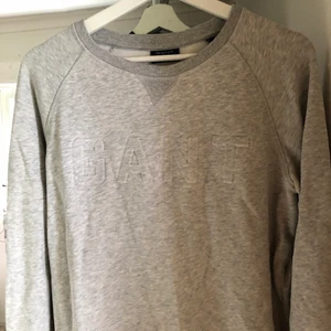 Gant tjocktröja L  - Säljer min gråa gant tröja. Den är i bästa skick inga slitage. Köpt för 599kr 