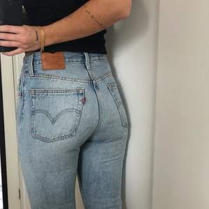 501 jeans från Levis, croppad ”momjeans” passform. Storlek W27 L27, väldigt bra skick
