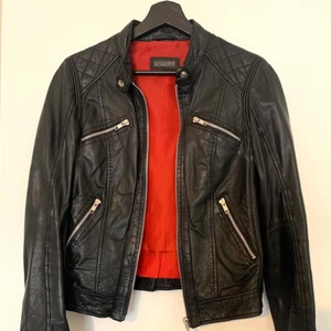 UNDERBAR läderjacka, stl 34 - Köpt 2017, använt fåtal gånger. Gjord av äkta läder. Fin passform. Jackan är i väldigt gott skick. Finns 4 fickor på utsidan och 1 ficka på insidan. 