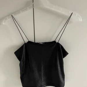 Linne från Bikbok  - Ett svart linne från Bikbok, helt oanvänt men väldigt fint. Passar inte mig därav säljer jag det. Nypris 149kr och storlek S. Frakt tillkommer, antingen frimärken eller spårbart. 