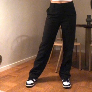 Mid Rise Suit Pants Nakd - Säljer mina kostymbyxor från Nakd som är slutsålda på hemsidan! Vid hög efterfrågan blir det budgivning 🥰 Frågor? Kontakta mig! Köparen står för frakt