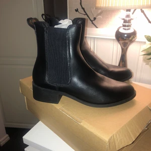 Helt nya svarta boots kängor  - Helt ny boots kängor som passar perfekt nu i höst. Svarta. Strl 38. Köpt på Zalando.