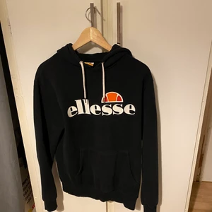 Hoodie strl 38 - Jättefin tröja som jag inte använder längre, strl 38 men sitter som en 36. Mycket bra skick!😍