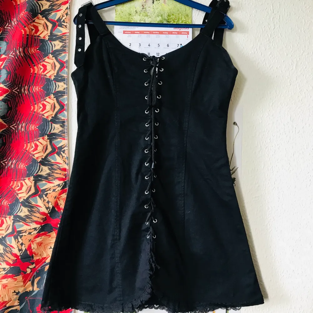 Black gothic dress size S-M. Very comfortable. Bought in London as a gift. Regular fit a bit over knees but not too much. Just enough 🖤 for more traditional goths but also can be used as cosplay, egirl vibes . Klänningar.