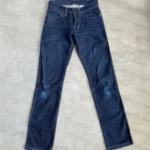 Raka jeans! - Jeans i bra skick! Står ingen storlek men midjemåttet syns på bilden, och Innerbenslängd är 78cm. Möts på söder annars står köparen för frakt på 62kr❤️