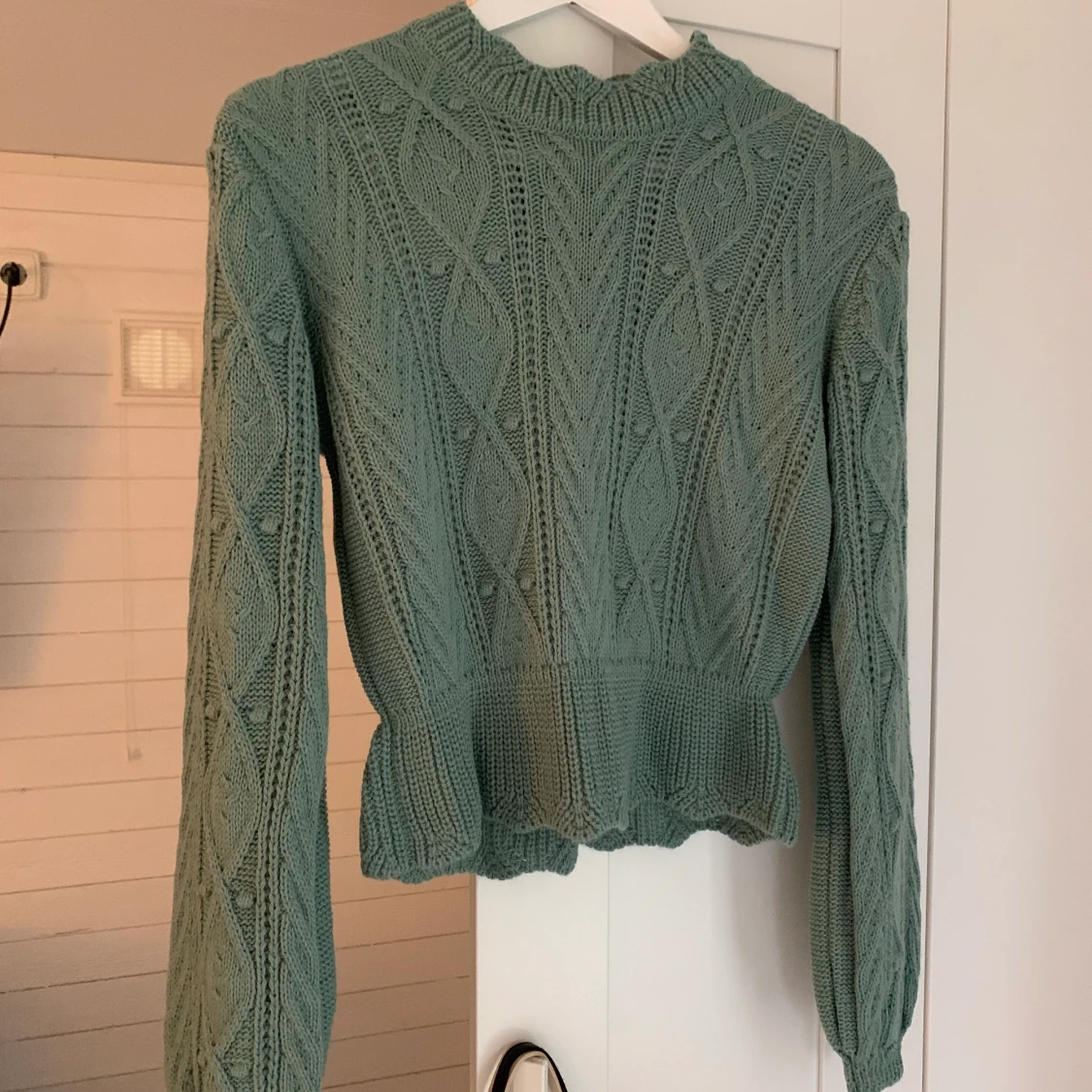 Stickad croppad tröja