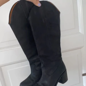 Stövlar - Super fina och populära stövlar. Andra bilden är lånad, de två andra är mina. Strl 36 men är lite stora. Bud från 190 + frakt🤍🤍