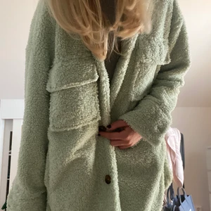 Teddyjacka - En så mysig grön teddyjacka som är perfekt till hösten!!🥰