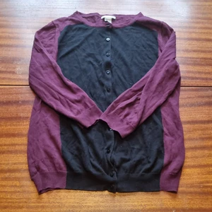 Kofta vinröd svart - Vinröd och svart kofta. Storlek m. 15 kr.samfraktar vid köp av flera varor för 66 kr 👍💕📦