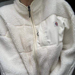 En dickies jacka strl M  - En dickies jacka använd en gång !!!! Vit!!! 