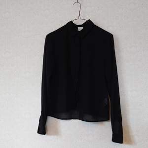 Transperant svart skjorta från Gina Tricot 38. Fint skick.
