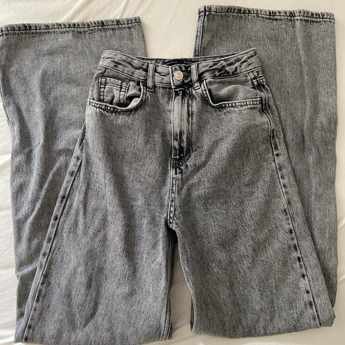 Gråa jeans