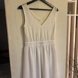 Vit klänning  - Denna klänningen har jag både använt på min konfirmation och min student, superfin trotts det! Inga fläckar eller liknande! 