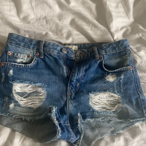 Shorts - Säljer mina shorts med hål från gina tricot då dom tyvärr inte kommer till andvändning. Super sköna och trendiga 