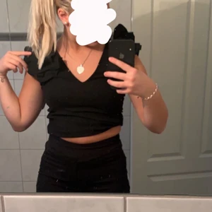 Söt topp  - Svart fin topp från ZARA TRAFALUC i storlek small. Jättefint skick men har bara inte fått användning för den. Hör av dig kring frågor. 🖤