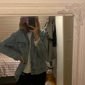 Jeansjacka - Snygg lite oversized jeansjacka från Gina! Säljes pga att jag aldrig använder den. Köparen står för frakt, hör av er för mer frågor/ bilder❤️ 
