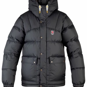 Fjällräven jacka - Köpte för runt ett år sen ish, kan skicka bilder privat.