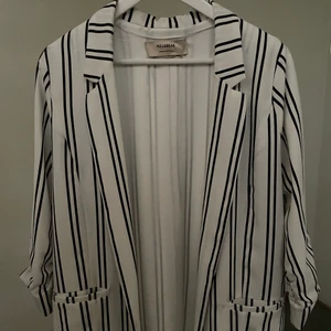 Randig kavaj - Randig kavaj med hopskrynklad ärm