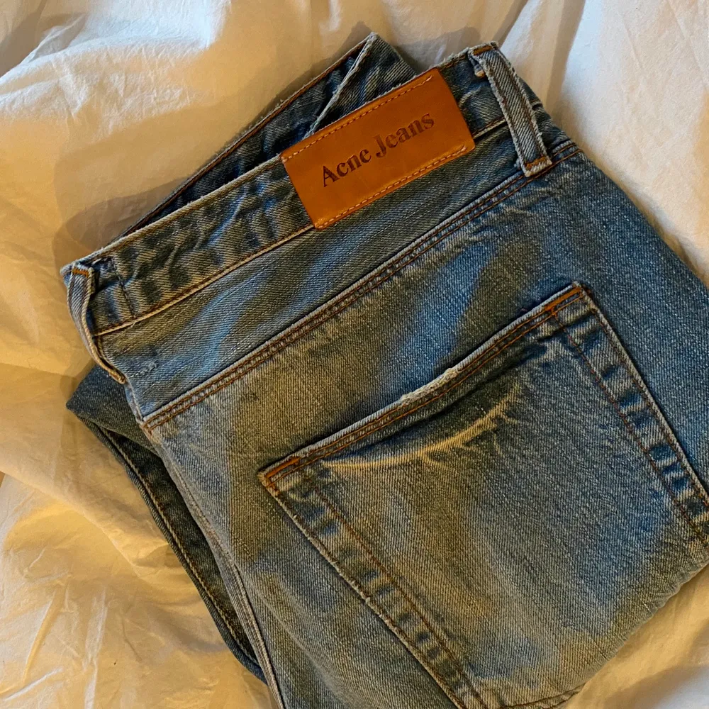 Säljer ett par Acne jeans som endast är använda fåtal gånger!😊jag är en XS, S, 165 cm lång och de sitter perfekt på mig bara att de är lite stora i midjan. Det går att lösa som jag gjort på bilden, sätta i skosnöre på insidan eller använda skärpt om det behövs🥰😌storleken är 29/32! . Jeans & Byxor.