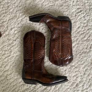 Säljer skitsnygga cowboy boots som passar storlek 38-39! Säljes pgs för små 🥲 Finns för upphämtning i Sthlm City eller frakt för 100 SEK
