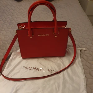 michael kors väska  - nu säljer jag min röda Michael Kors röda väska. äkta och man får med dustbag 