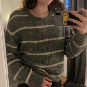 Tröja - En vit och grå randig tröja som är väldigt skön och söt😍