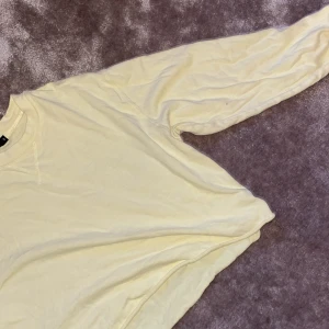 Gul tjocktröja  - Aldrig använd typ