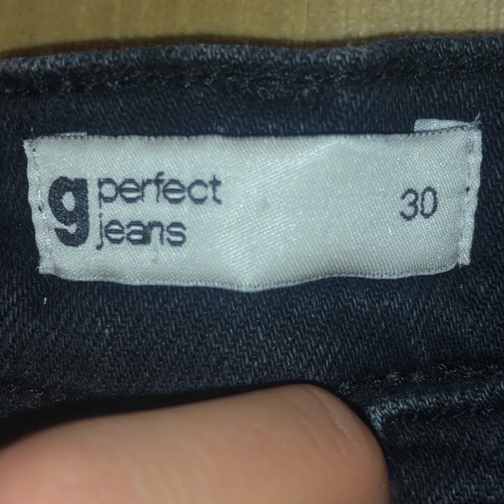 Jeans från Gina tricot som är jätte snygga då det inte kommer till andvändning längre. Storlek 30 men passar även folk som har storlek 32. Säljer för 200 då det kostar 600 från början! Det är i mycket fint skick.. Jeans & Byxor.
