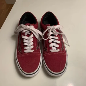 Vans skor nyskick!!  - Vinröda Vans skor, använda 1 gång! Köpt i USA. Frakt tillkommer! Stl 38❣️