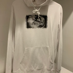 cool hoodie  - säljer min super coola hoodie, 100kr +frakt storlek S
