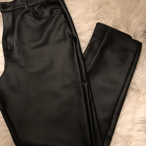 Skinnbyxor  - Ett par jättefina skinnbyxor från Boohoo, använda max 2-3 ggr. Har två hål vid skärphålen, se bild 2 & 3. 