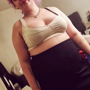 Ribbad croptop med kupor - Passar inte längre så gammal bild, hade även hasat upp lite där men ja! Typ beige croptop med sömmar som ska likna kupor över brösten. Använd max 3 gånger så väldigt gott skick. Storlek XL. 💌Frakten är baserad på frimärken. Önskas postnords egna paket löser vi det. 🎈