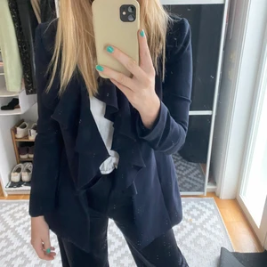 Tunn kappa från Zara - Tunn kappa med volang från Zara, knappt använt och slutsåld 💕  Köpt för 800 kr, bud vid många intresserade! Storlek M men skulle säga att den är Mer som en S