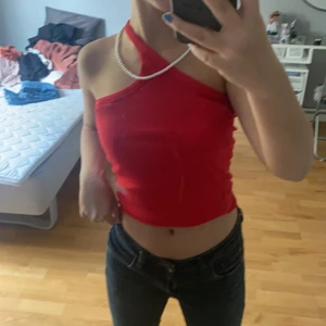 Topp - En helt ny röd topp jag säljer då jag tycker den sitter lite för stort på mig!