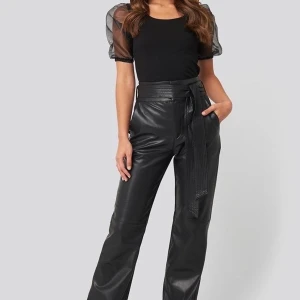 Byxor i läderimitation från NA-KD - För stora för mig därför jag säljer dom! Frakt 66 kr. Avtagbart skärp 