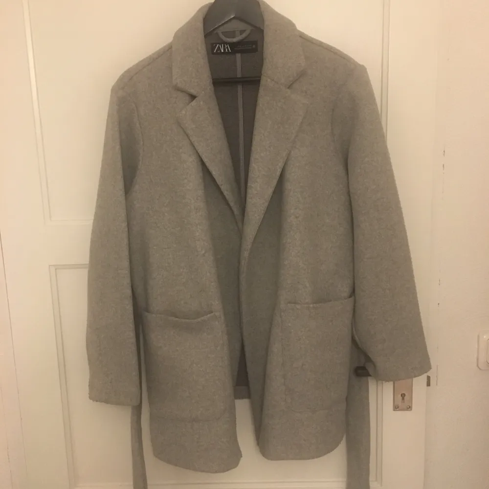 Säljer min gråa kappa från zara i storlek S, supersnygg och i fint, den sista bilden har min mamma på sig den och hon är 162 cm lång💕. Jackor.