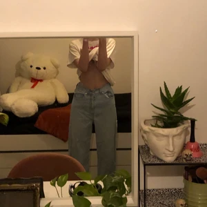 Levis Jeans  - Baggy Ljusblåa Levis jeans. Inga fel, knappt använda o  i nyskick. Köpare står för frakt, det är inte smuts på Jeansen på sista bilden utan på spegeln :) 