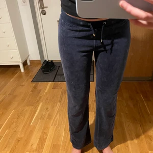 Lågmidjade Mjukisbyxor BikBok strl S - Blåa mjukisbyxor som ska vara lite mer vida i benen men jag säljer dessa då de blivit för korta för min smak! Är 170 cm. Budgivning och köparen står för frakten💗