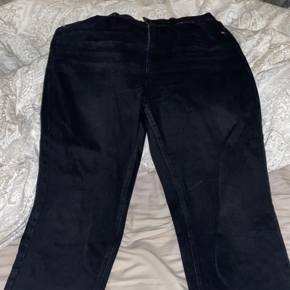 Raka jeans från NA-KD med fransar längst ner, som om de skulle vara avklippta. Storlek 42 men skulle säga 40. Nypris 499kr, köparen står för frakt. Jeans & Byxor.