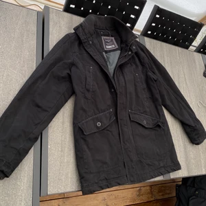 Höst/vår jacka - Jackan är endast använd 2-3 gånger, så den är i väldigt bra skick! Storlek XXL för män. Skulle säga att det är en jacka som passar höst och vår. Hämtas upp i Malmö eller Ljungbyhed!