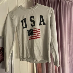 Vit tröja tryck på USA - Jätte fint skick vit tröja med stl 146 152
